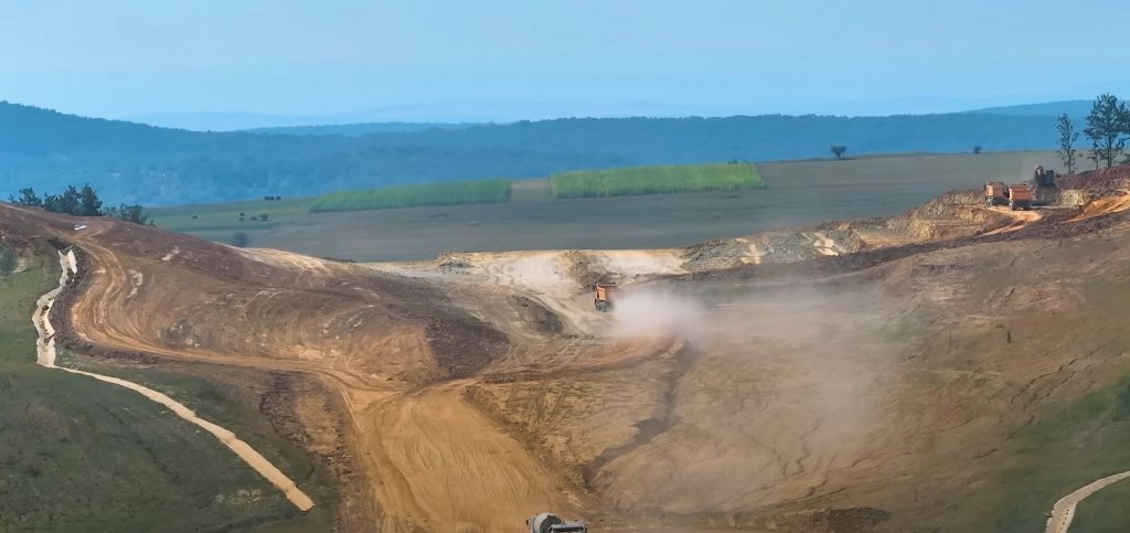 Mobilizare exemplară pe A3, la Cluj! Oamenii lui Umbrărescu se luptă cu un deal întreg pentru a face loc autostrăzii