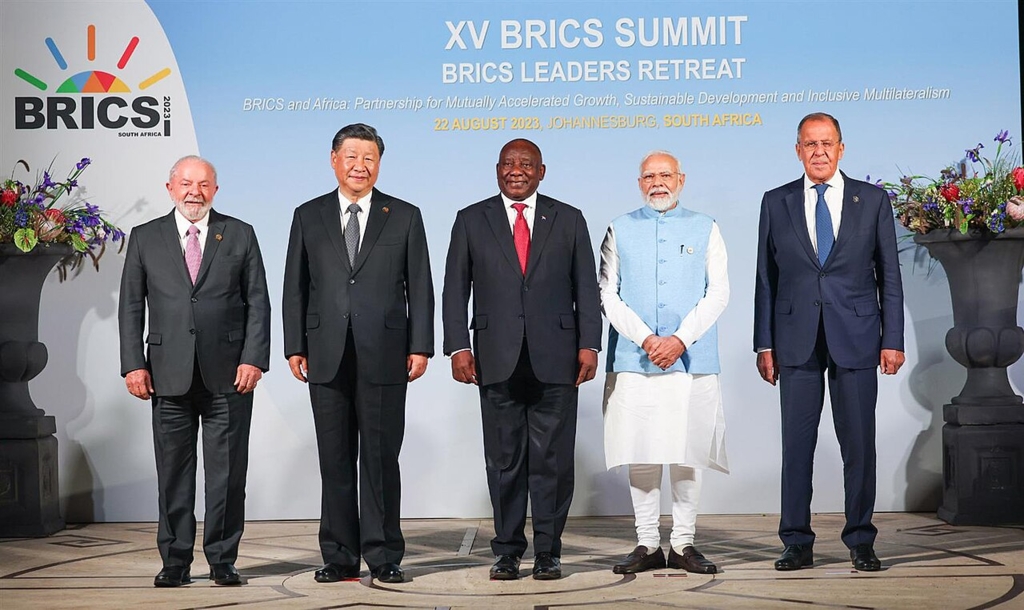 Blocul de națiuni BRICS cere crearea unei monede comune pentru comerț care să detroneze dolarul american. Cum ar fi afectat prețul carburantului în România