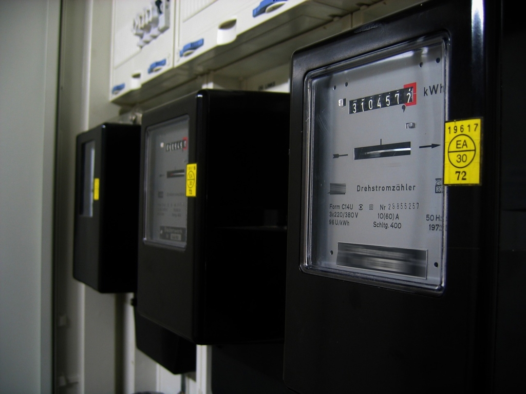 Eliminarea plafonării prețurilor la energie ar dubla cuantumul facturilor. Cum arată calculul unui consum real
