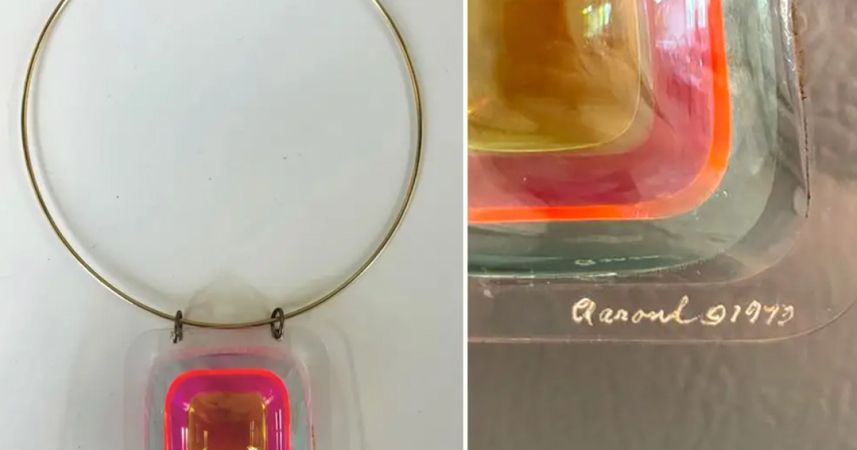 O tânără a cumpărat cu 2 dolari un colier ciudat. Acasă l-a verificat cu Google Lens și a aflat că descoperise o comoară