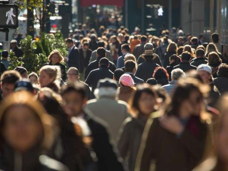 Populaţia rezidentă este de 19,05 milioane persoane. Fenomenul de îmbătrânire demografică continuă să se accentueze