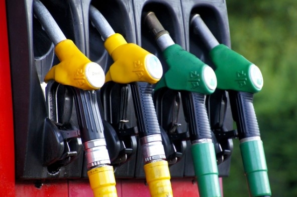 Ieftinire ușoară la carburanți după 14 creșteri consecutive ale prețurilor. Cu cât e mai scumpă motorina decât benzina