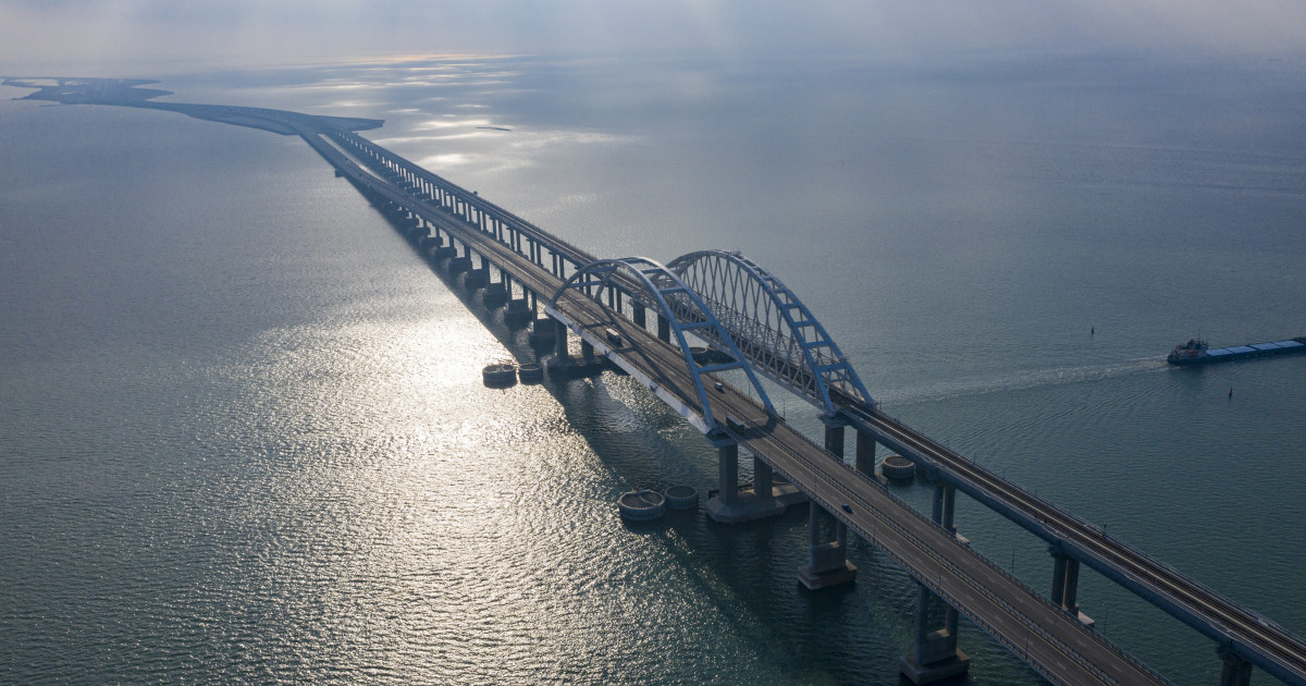 Ucrainenii au încercat să atace din nou podul Kerci. Rusia spune că a doborât trei drone navale în Marea Neagră